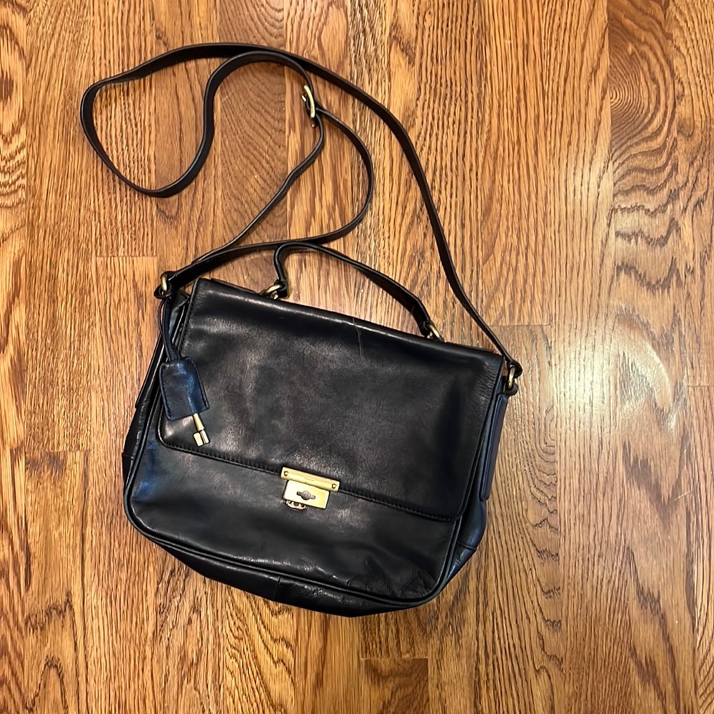 Genuine leather black fossil bag with handle detail and key
